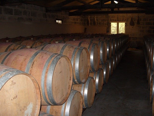 ¿Por qué los vinos de Rioja Alavesa envejecen en barricas de roble?
